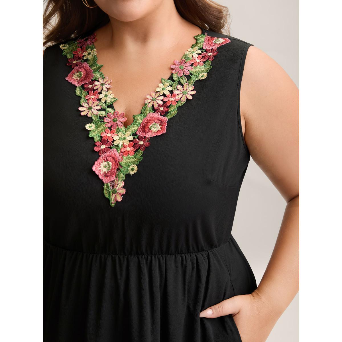 Plus Size Woven Plain Floral Neckline Sleeveless Midi Dress Black Women Elegant Woven ribbon&lace trim V-neck Sleeveless Curvy BloomChic 22-24/3X Product Image