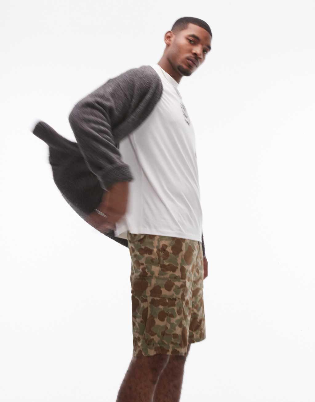 Levi's carrier cargo 2 duck camo ripstop shorts in khaki tan Product Image
