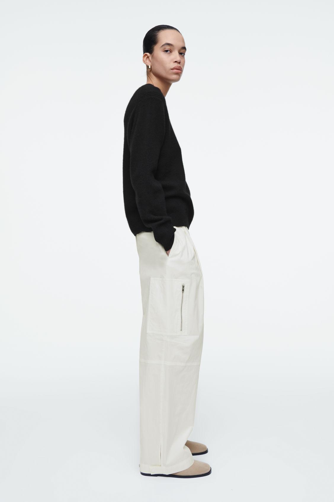 UTILITY BARREL-LEG CARGO PANTS Product Image