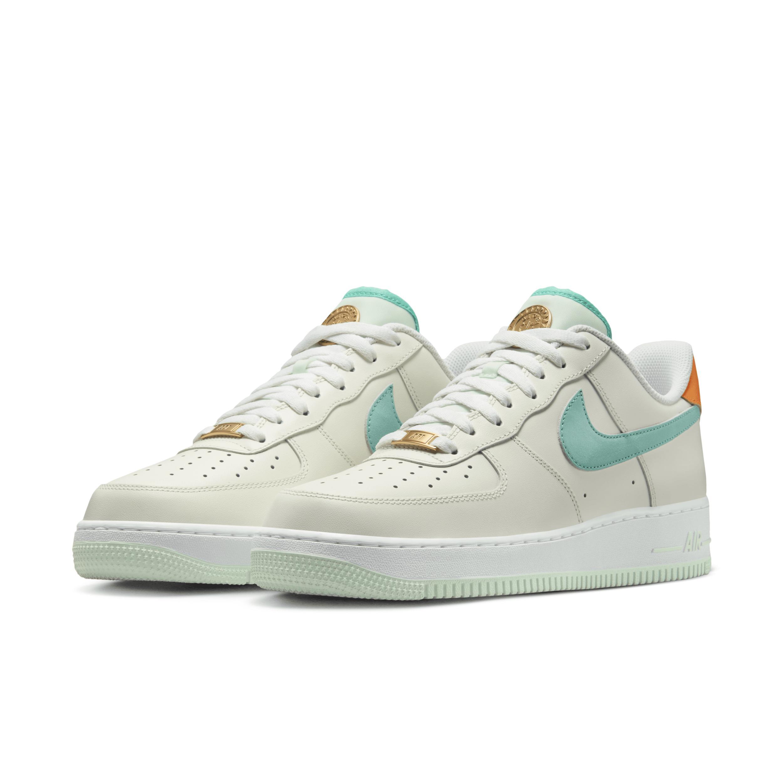 Nike Men's Air Force 1 '07 LV Shoes Product Image