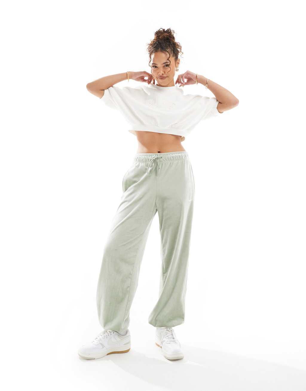 Nike '1972' logo cuffed short sleeve sweatshirt in cream Product Image