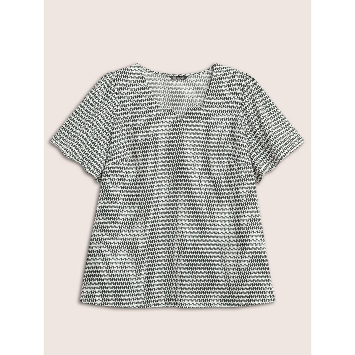 Plus Size Emerald Geometric Print Notched Split Hem Blouse Women At the Office Short sleeve Notched collar Work Blouses BloomChic 26/4X Product Image
