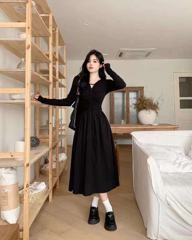 Long-Sleeve V-Neck Plain Ruched Midi A-Line Dress Product Image