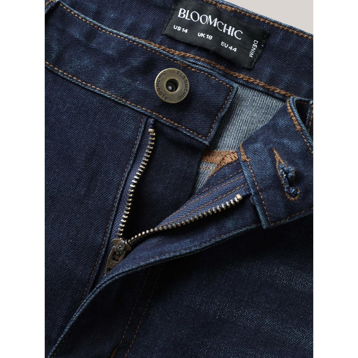 Plus Size Stretchy Classic Straight-Leg Denim Shorts Women Darkindigo Medium stretch Everyday-Casual Slanted pocket Denim Shorts BloomChic 28/5X Product Image
