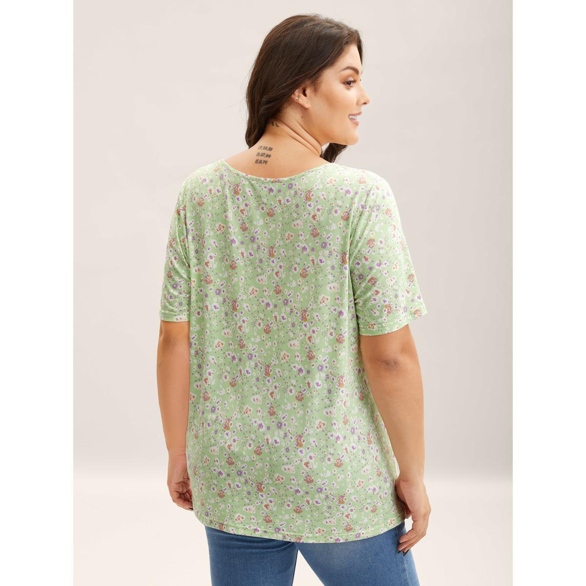 Plus Size Floral Print Plicated Detail T-Shirt LightGreen Women Casual Tucked seam Natural Flowers V-neck Everyday-Casual T-shirts BloomChic 14-16/1X Product Image