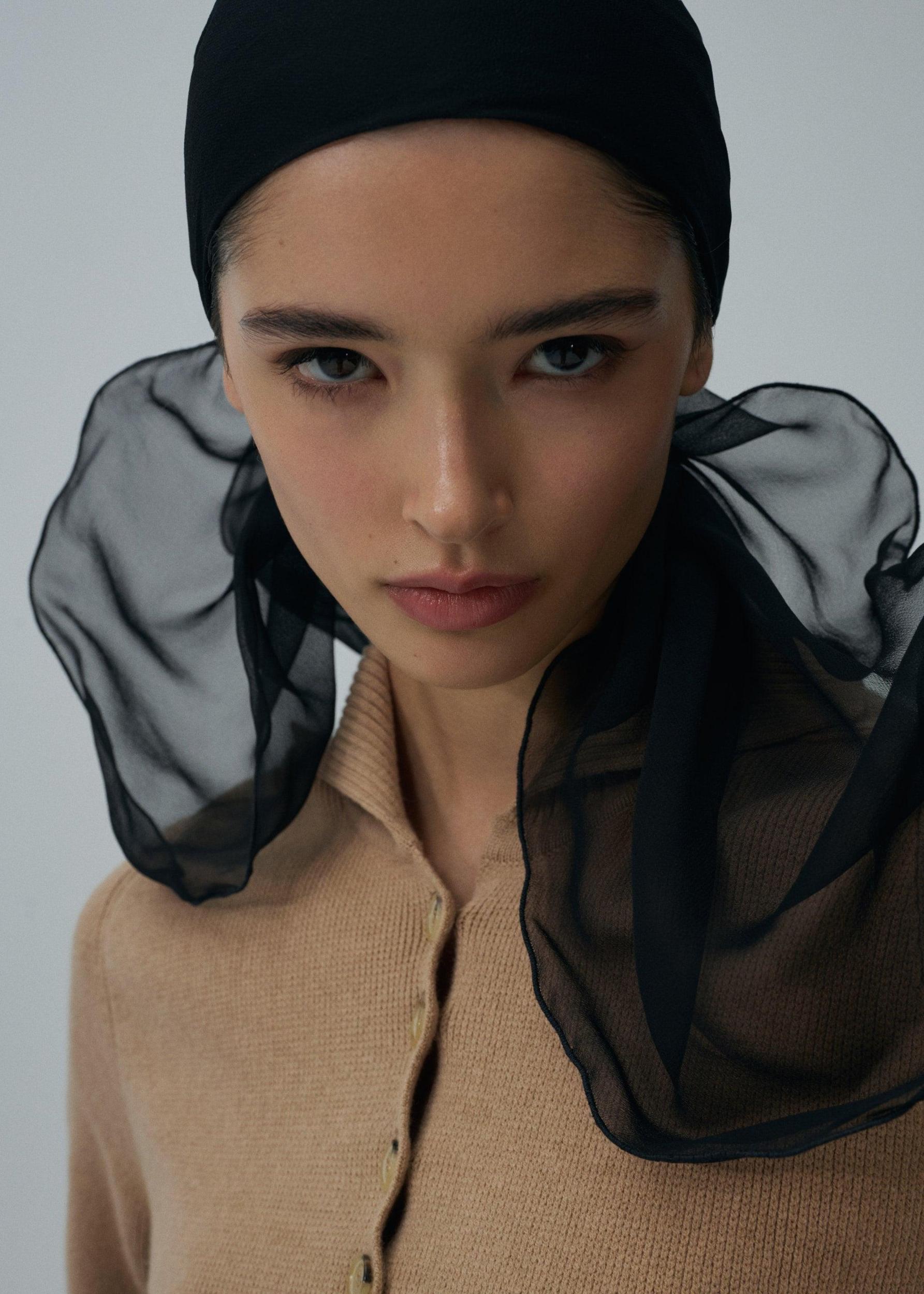 Wired head scarf in black Product Image