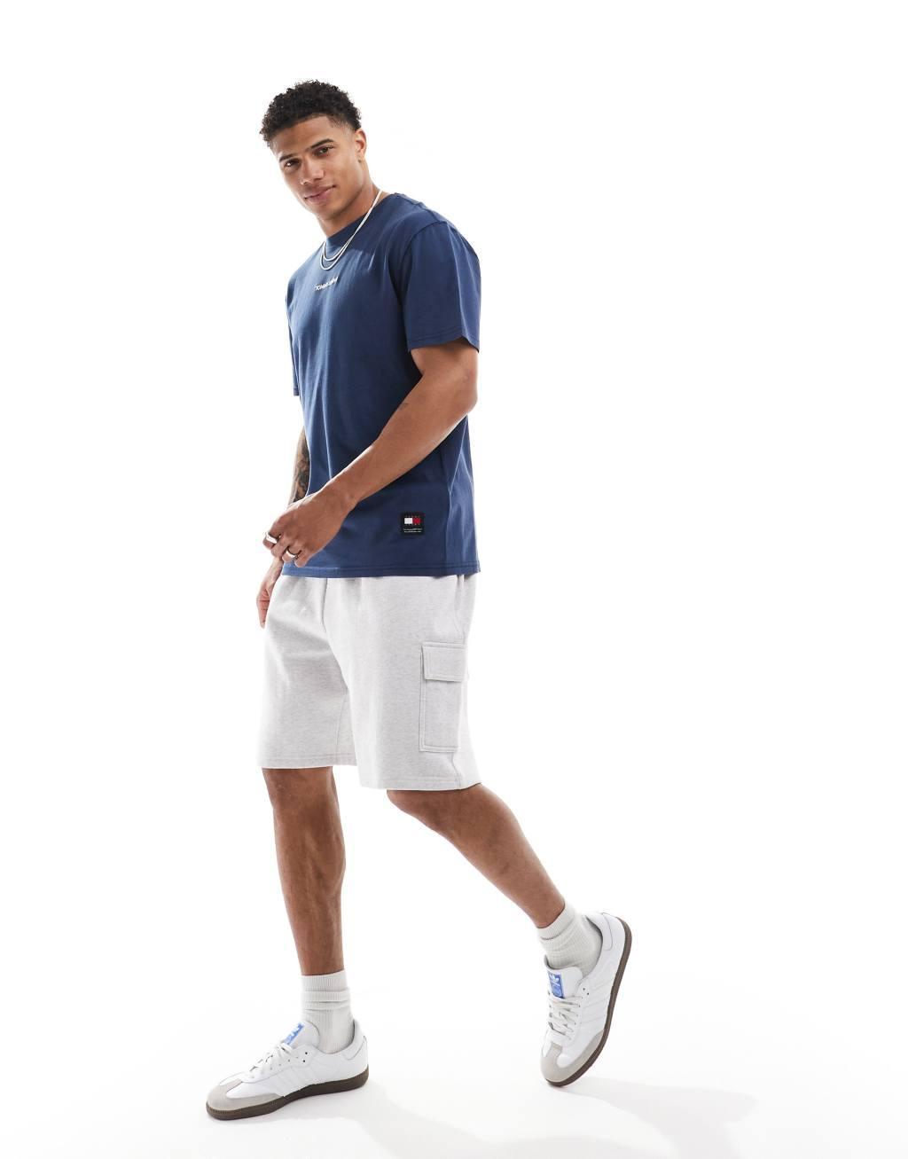 Tommy Jeans small logo T-shirt in navy Product Image
