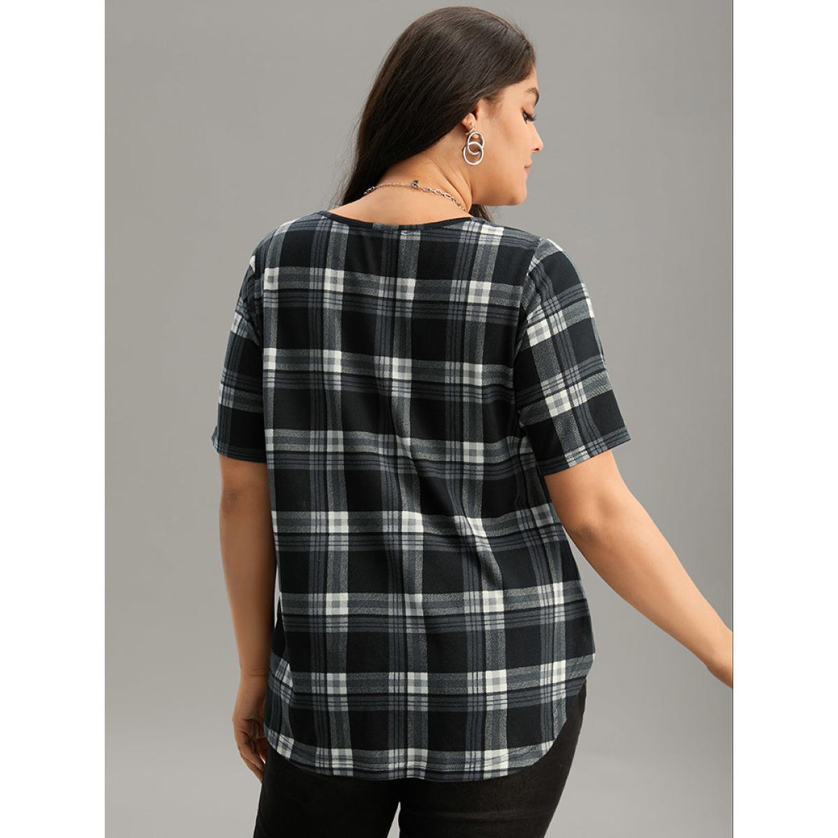Plus Size Plaid Contrast Crew Neck Curved Hem T-shirt Black Women Casual Contrast Plaid Round Neck Dailywear T-shirts BloomChic 18-20/2X Product Image