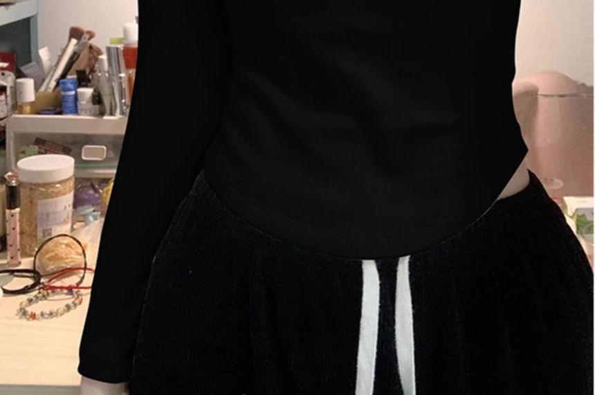 Long Sleeve Crew Neck Plain Crop T-Shirt Product Image