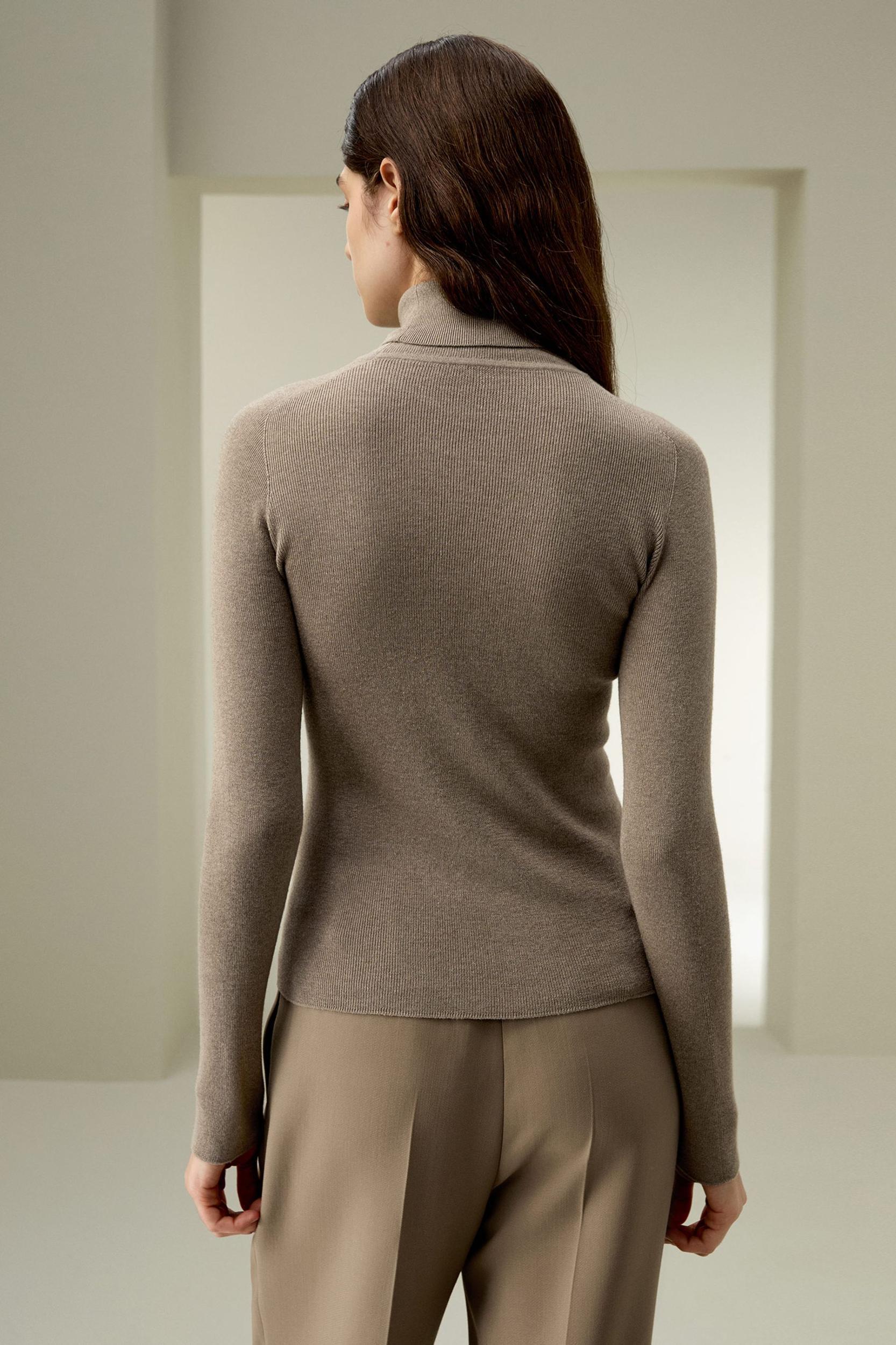 Seamless Silk-Cashmere Blend Turtleneck Sweater Product Image