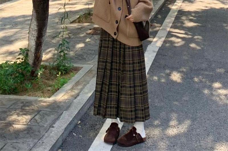 V-Neck Plain Cardigan / High Waist Plaid Accordion Pleated Maxi A-Line Skirt Product Image