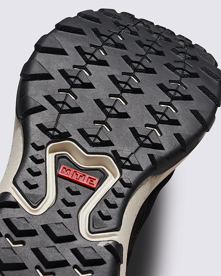 Crosspath Shoe in Black / White| Vans US Product Image