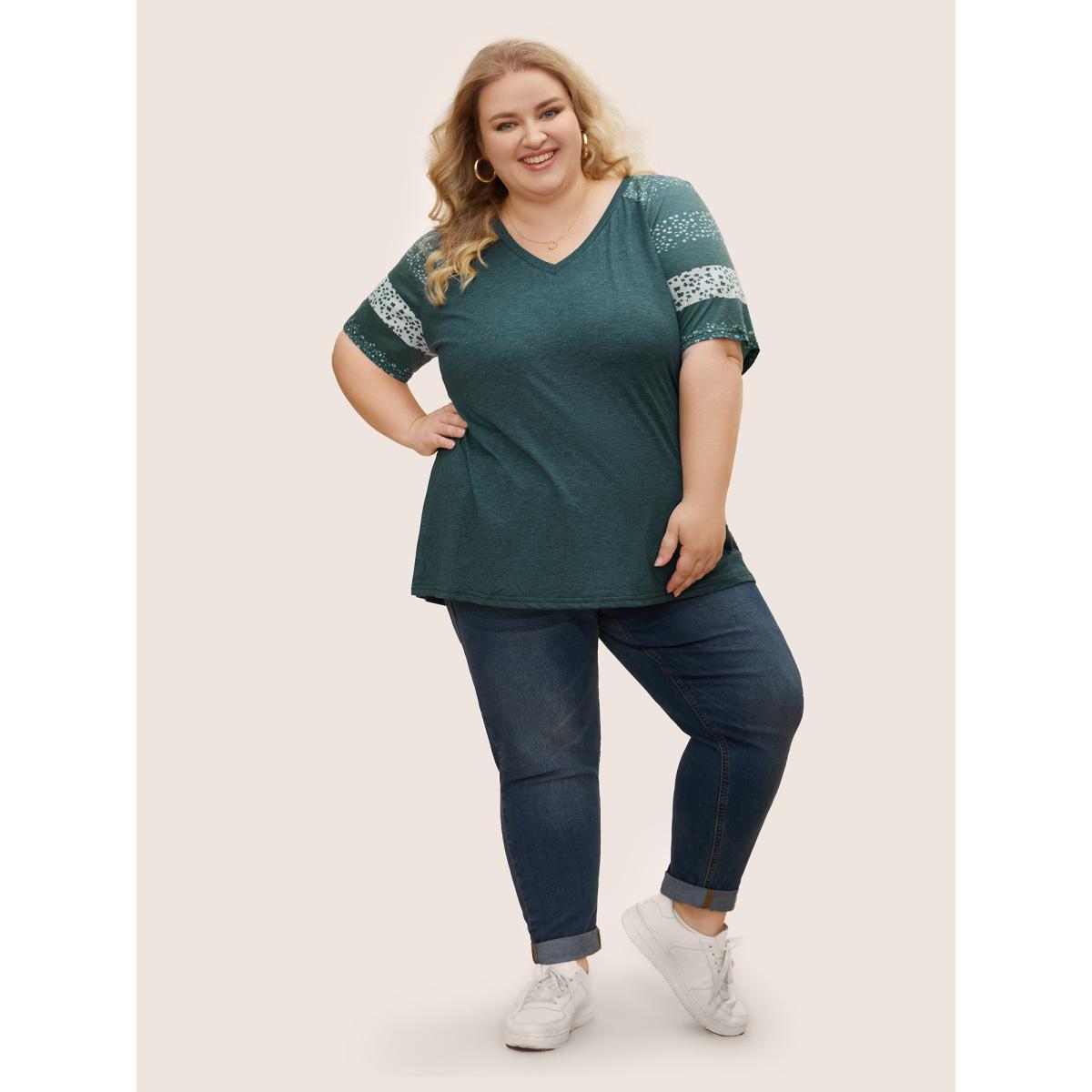 Plus Size Ditsy Floral Colorblock Contrast Raglan Sleeve T-shirt Green Women Casual Contrast Ditsy Floral V-neck Everyday T-shirts BloomChic 10/M Product Image