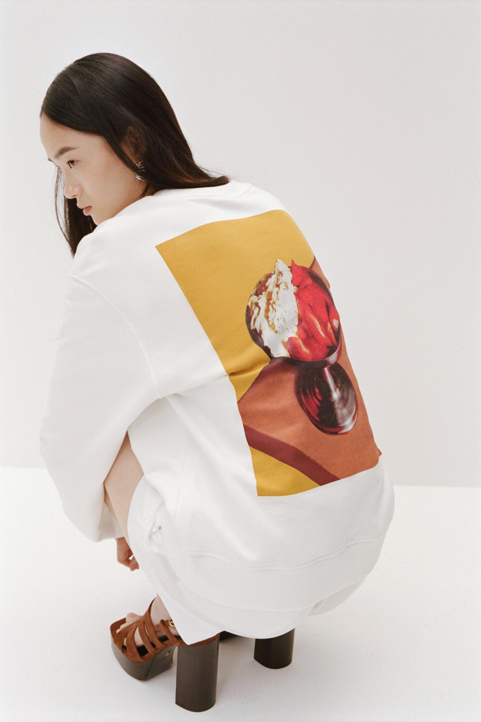 CONTRAST PRINT SWEATSHIRT Product Image