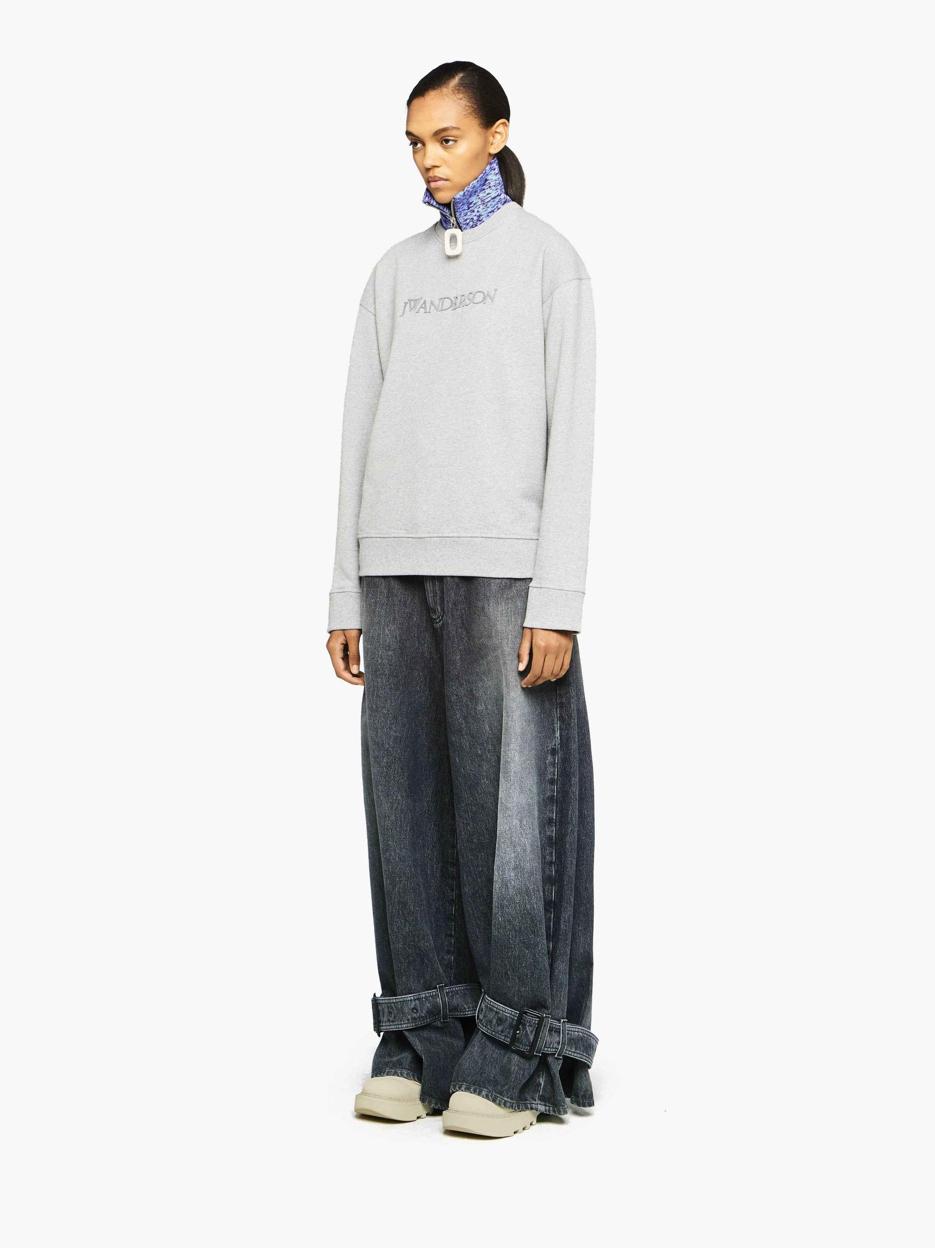 CLASSIC LOGO EMBROIDERY SWEATSHIRT Product Image