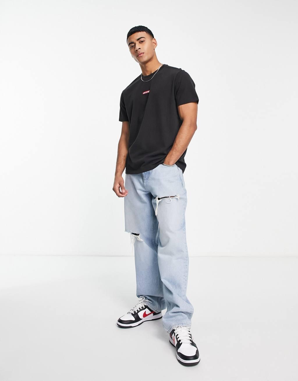 Levi's t-shirt in black with central small box tab logo Product Image