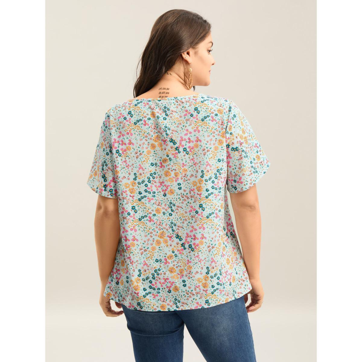 Plus Size LightBlue Floral Print V-Neck Flowy Blouse Women Short sleeve V-neck Vacation Blouses BloomChic 30/6X Product Image