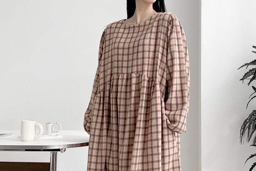 Long-Sleeve Plaid Loose-Fit Midi Dress Product Image