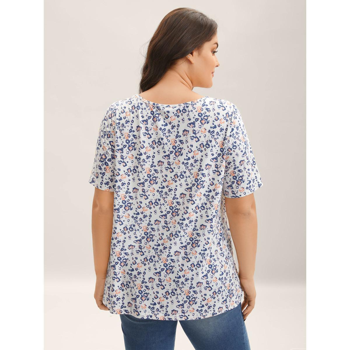Plus Size Floral Print Plicated Detail T-Shirt WhiteSmoke Women Casual Tucked seam Natural Flowers V-neck Everyday-Casual T-shirts BloomChic 26/4X Product Image