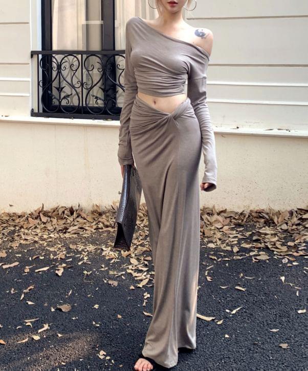 Long-Sleeve Off-Shoulder Plain Ruched Crop Slim Fit Tee / High Rise Knot Maxi Pencil Skirt Product Image