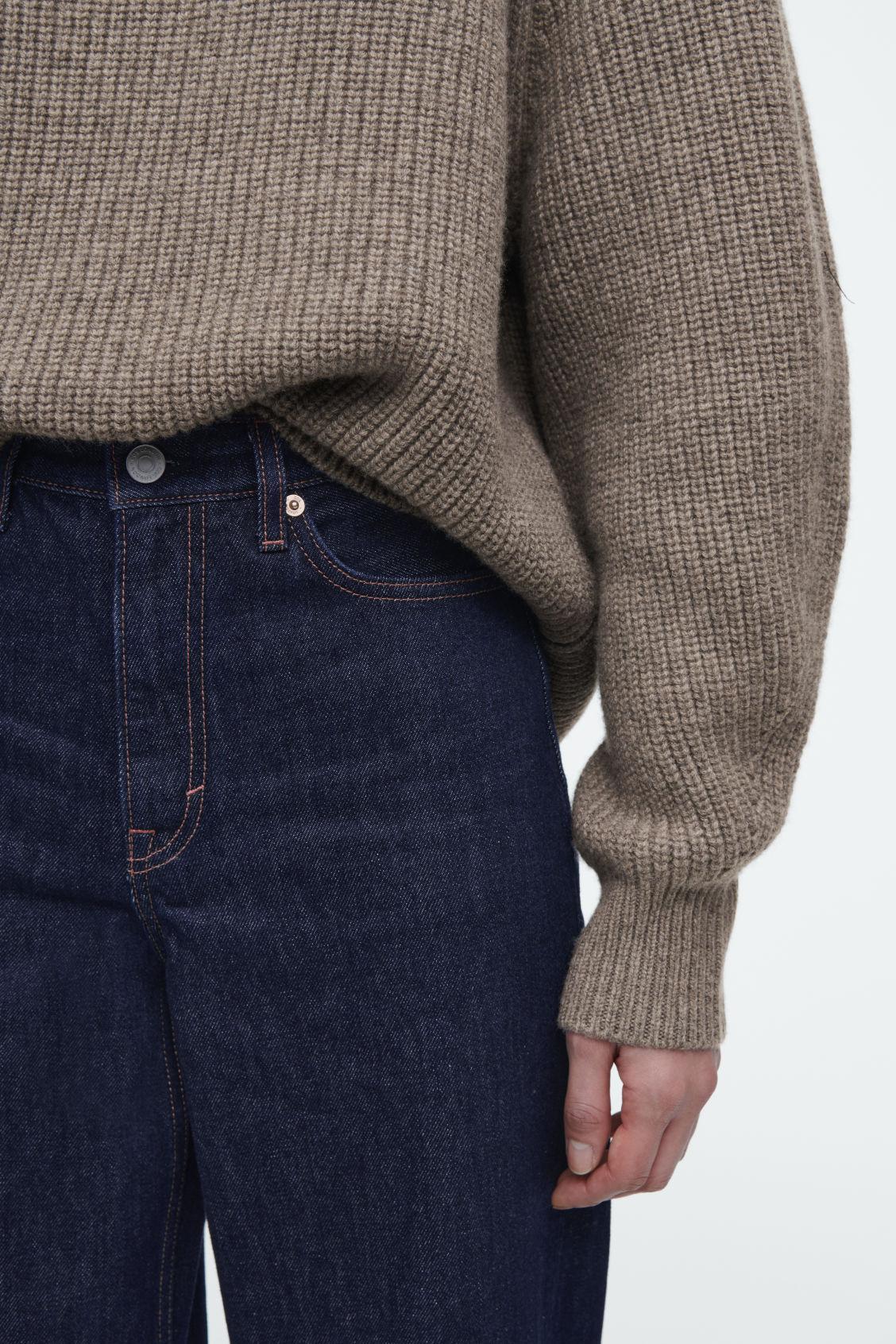 ARCH TAPERED JEANS Product Image