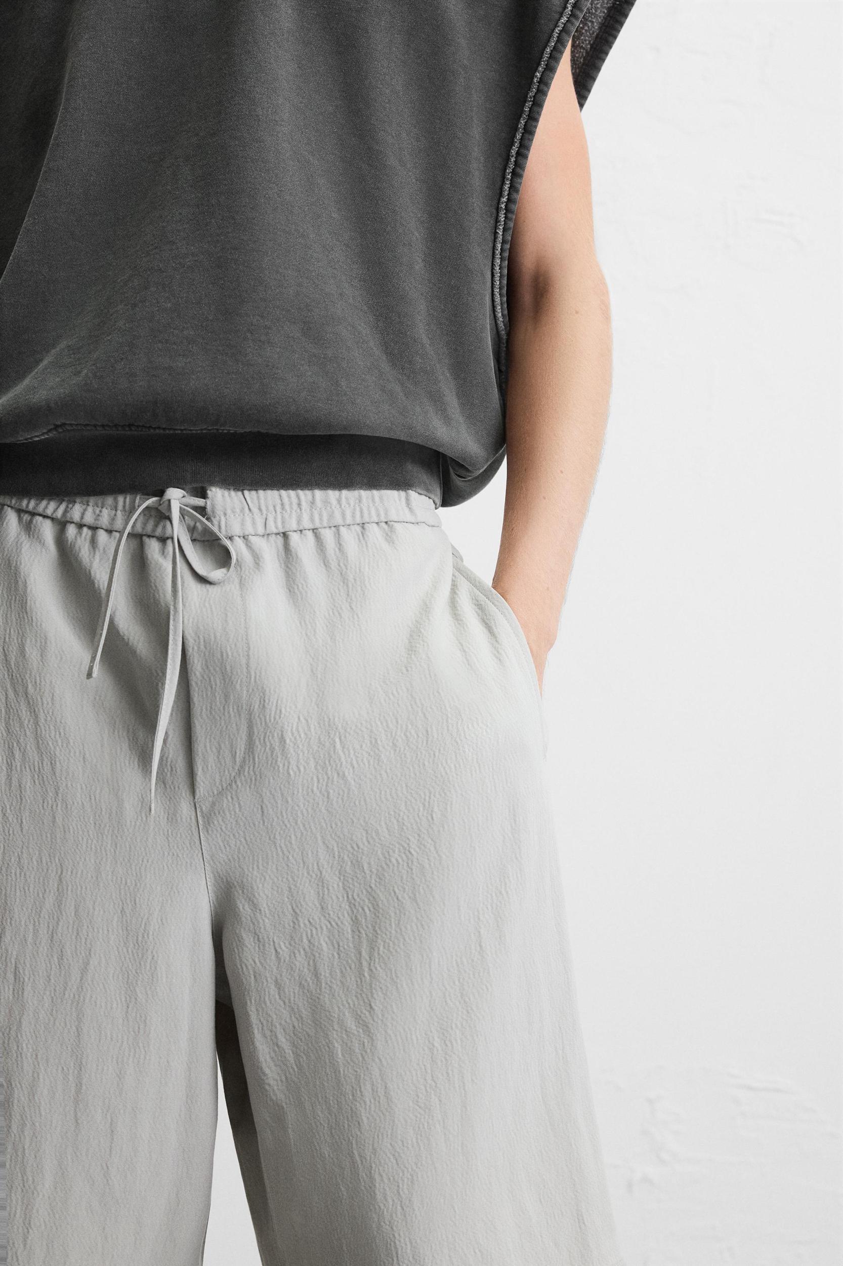 FLOWY WIDE FIT SHORTS Product Image