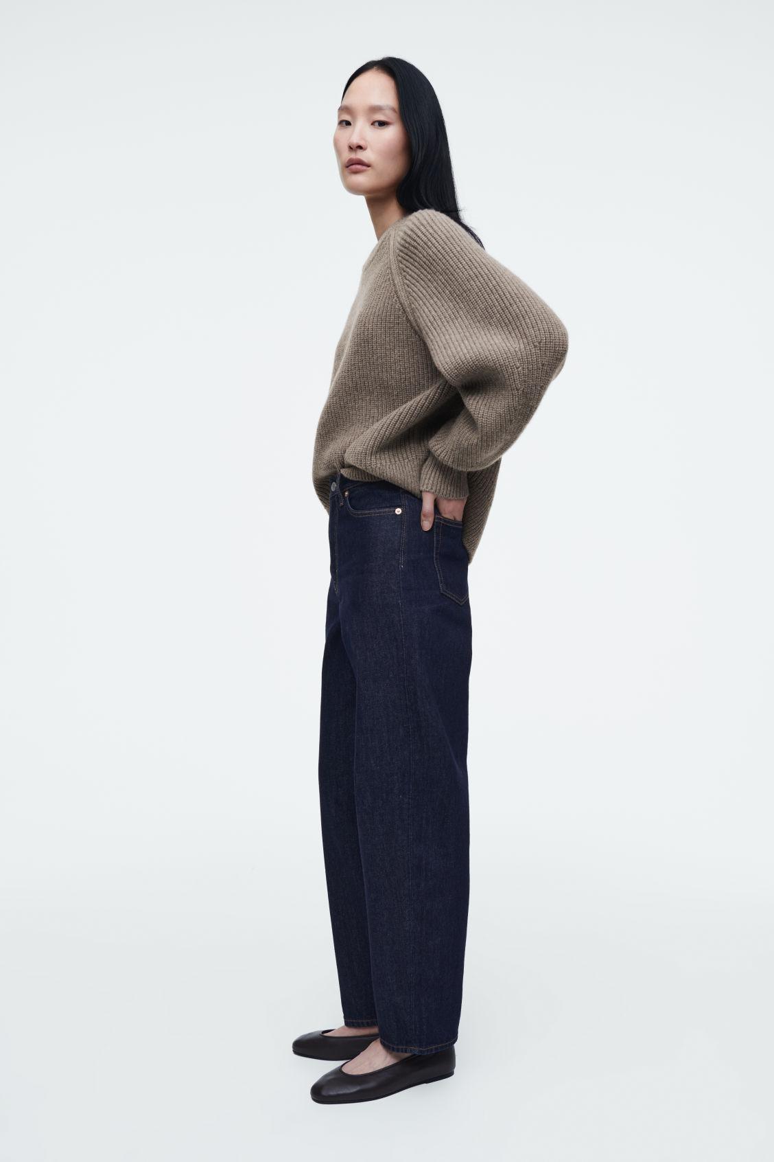 ARCH TAPERED JEANS Product Image