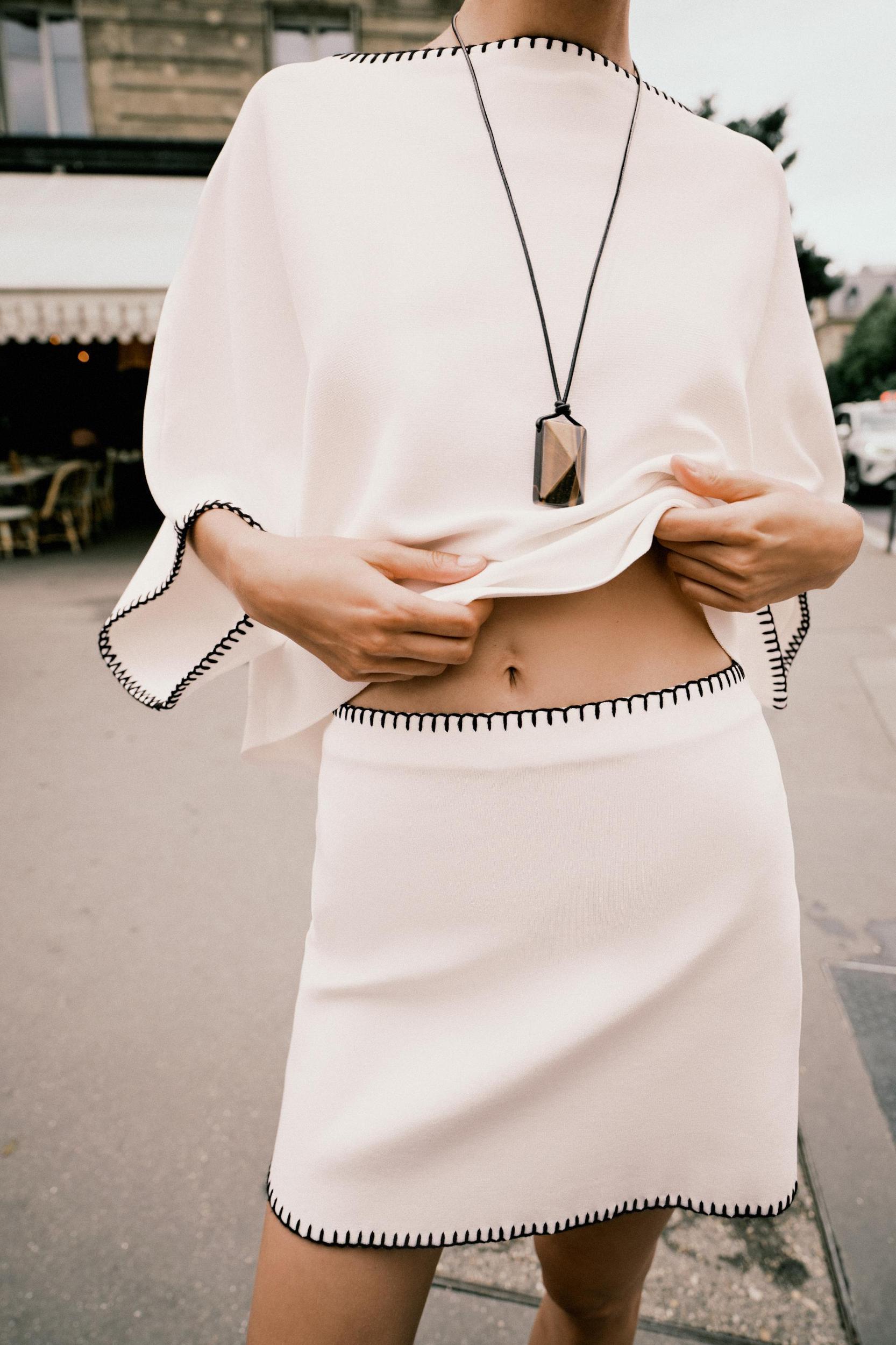 CONTRAST EMBROIDERY KNIT SKIRT Product Image