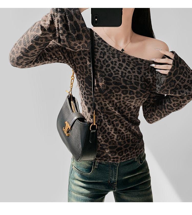 Long-Sleeve Off-Shoulder Leopard Ribbed Knit Top Product Image