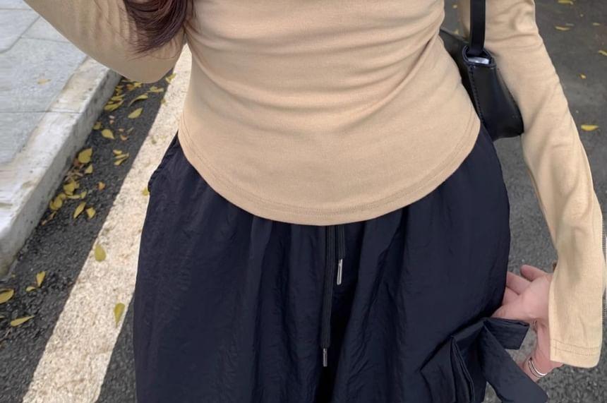 Long-Sleeve Scoop Neck Plain Ruched Slim Fit Crop T-Shirt Product Image