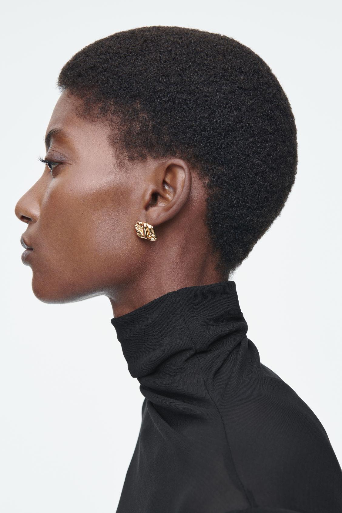 SMALL SCRUNCHED MISMATCHED EARRINGS Product Image