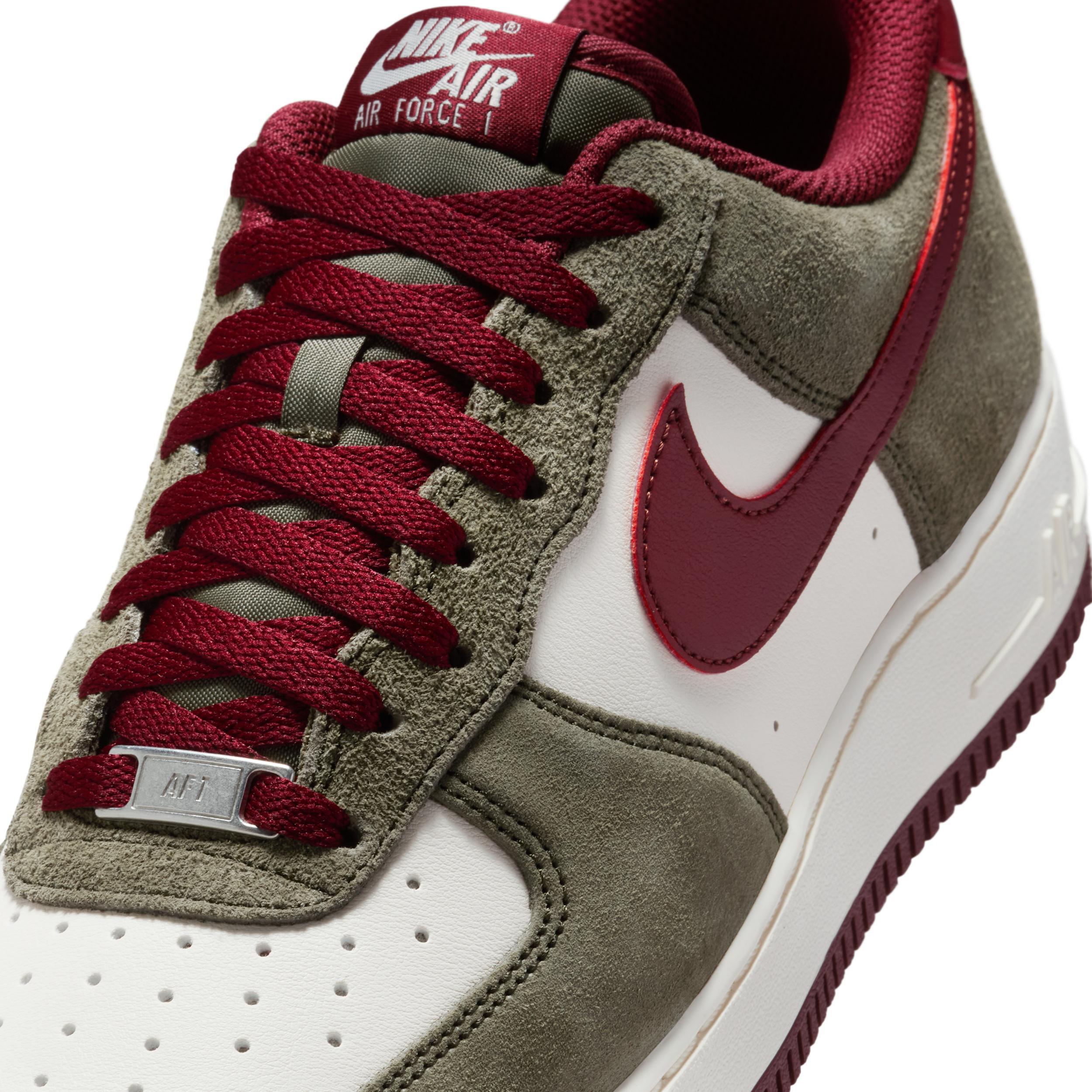Nike Men's Air Force 1 '07 LV Shoes Product Image