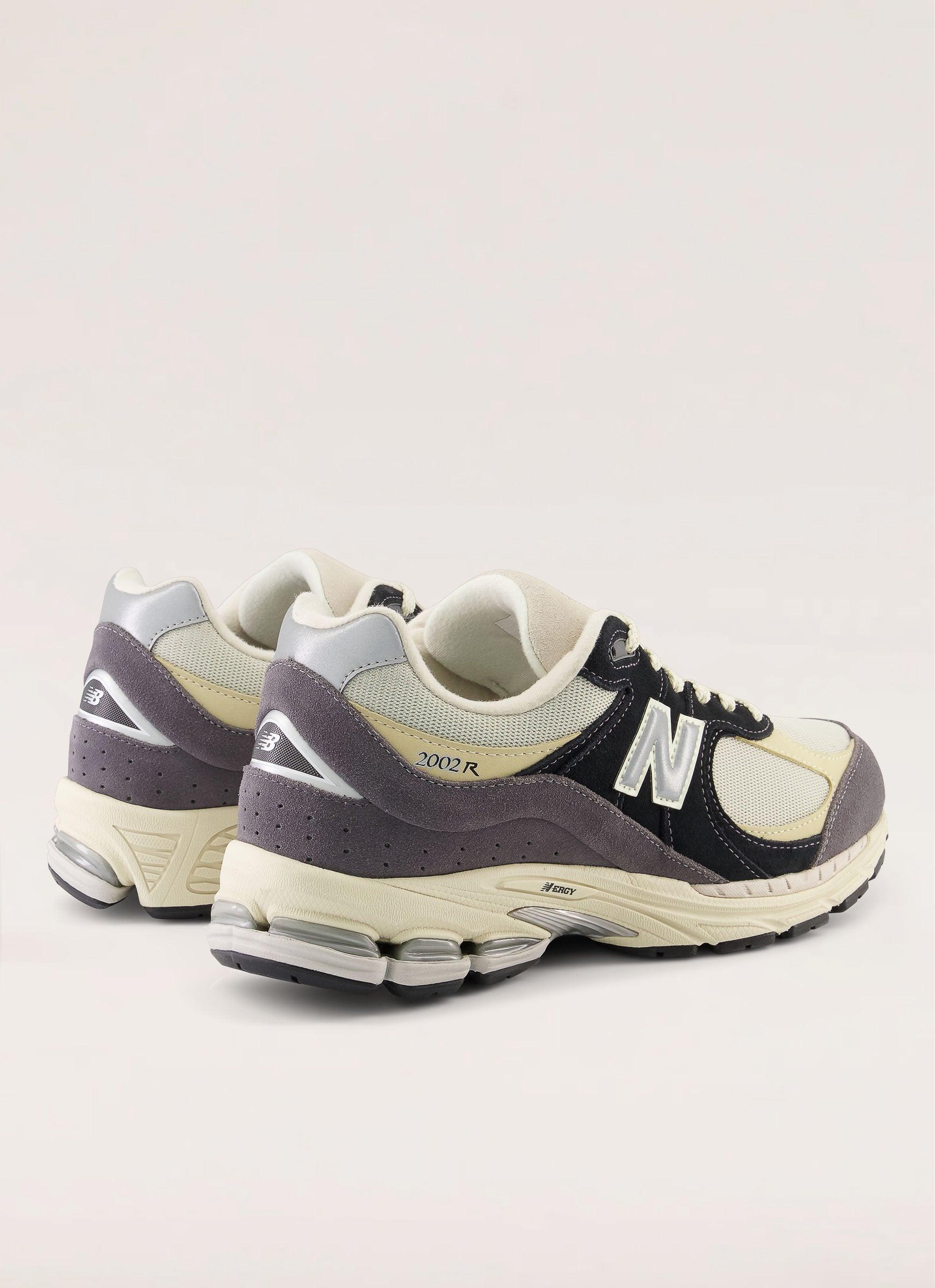 2002 Sneaker - Magnet Product Image