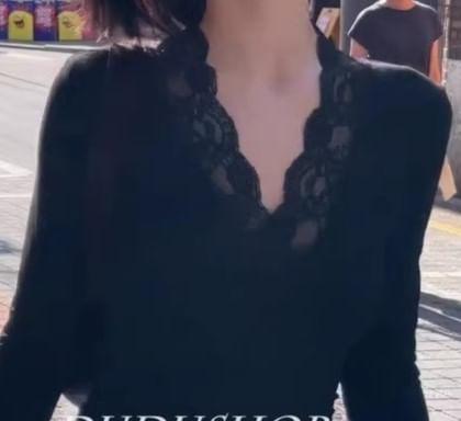 Long-Sleeve V-Neck Plain Lace Trim Crop Slim Fit Tee Product Image
