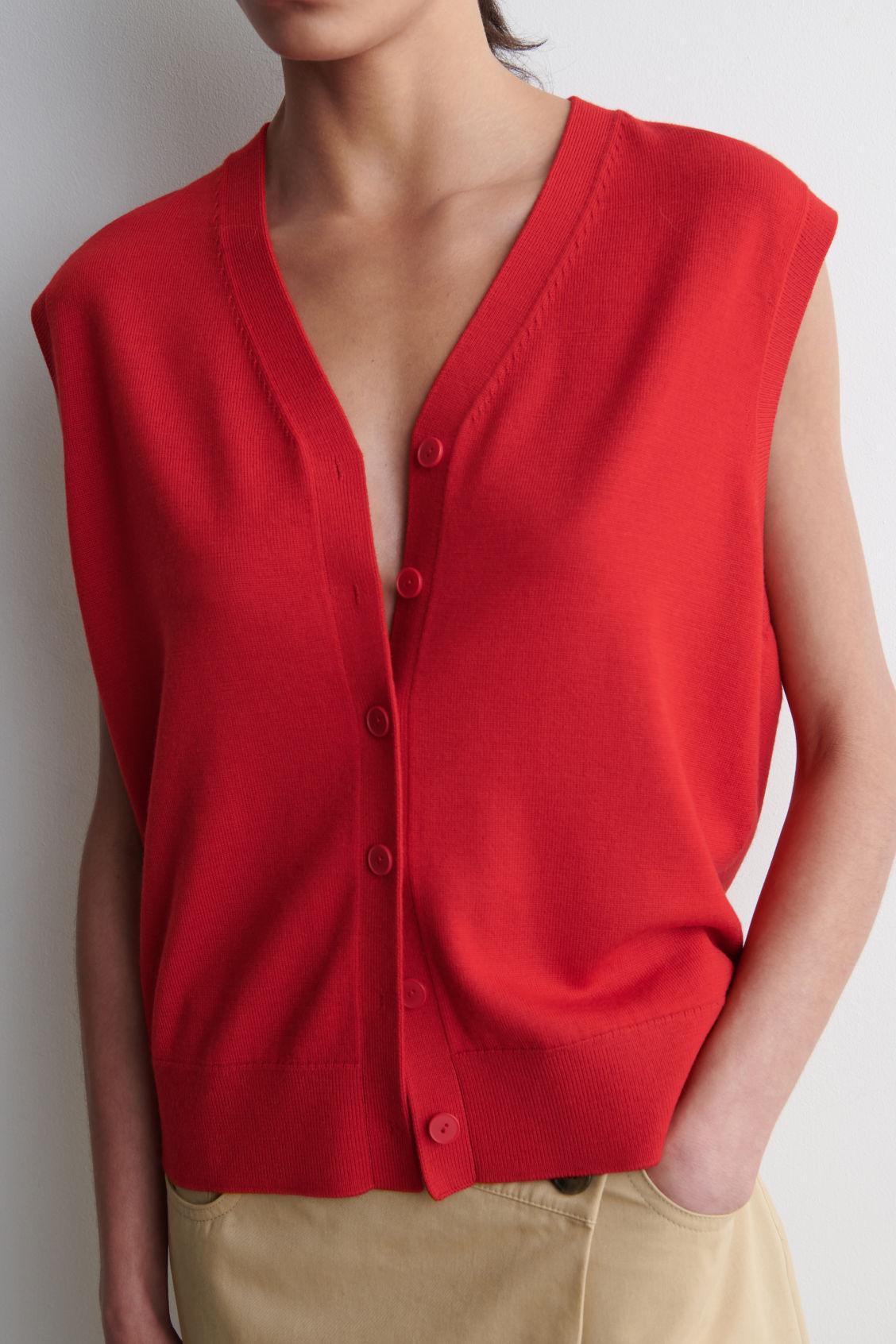 V-NECK MERINO WOOL VEST Product Image