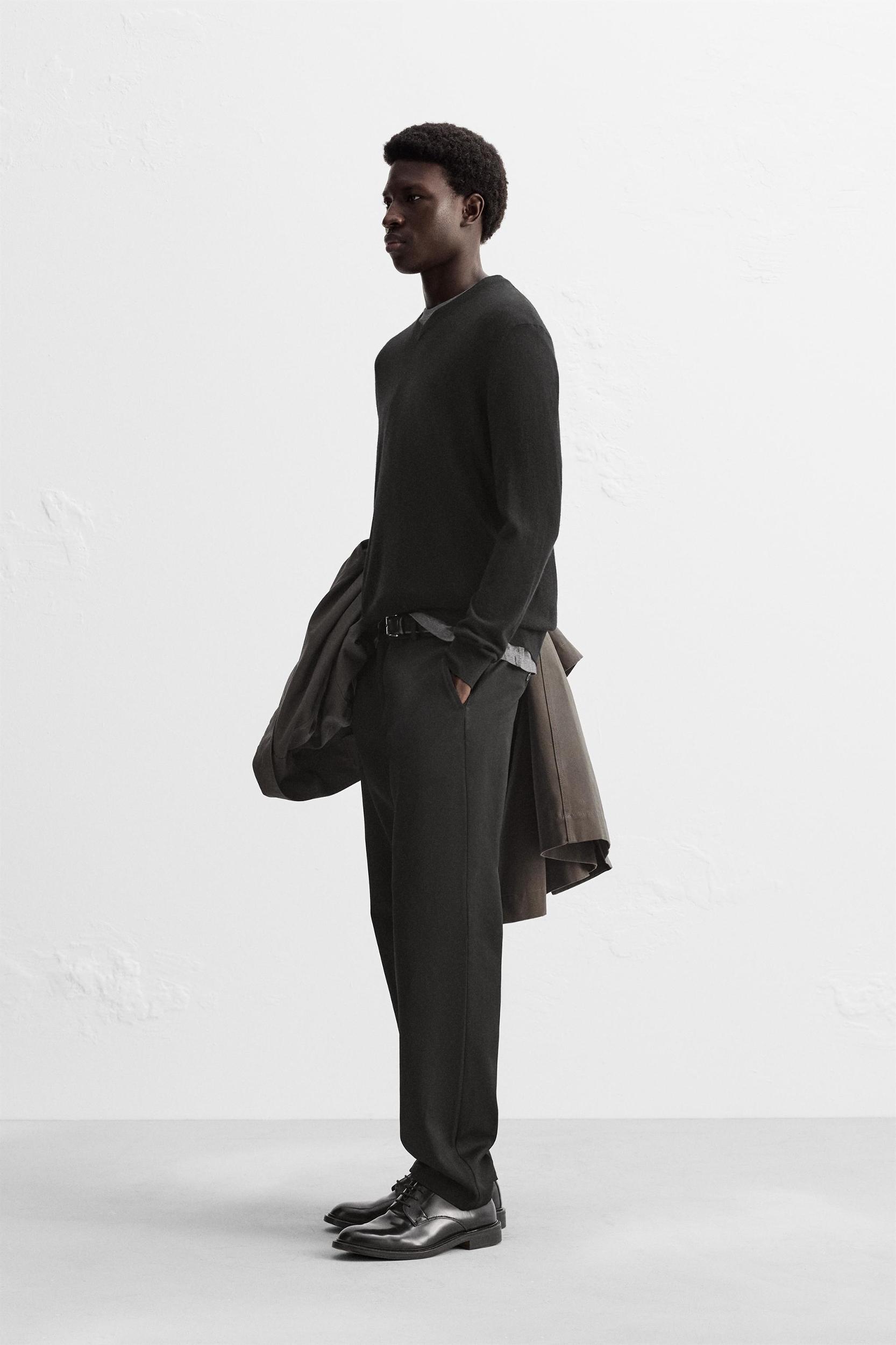 LIGHTWEIGHT WOOL AND CASHMERE BLEND V-NECK SWEATER Product Image