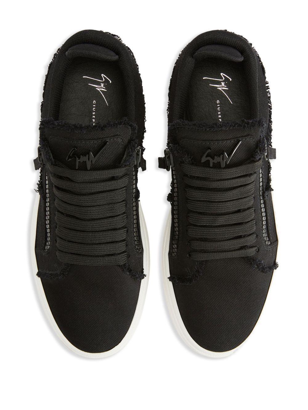 GZ94 logo-plaque sneakers Product Image