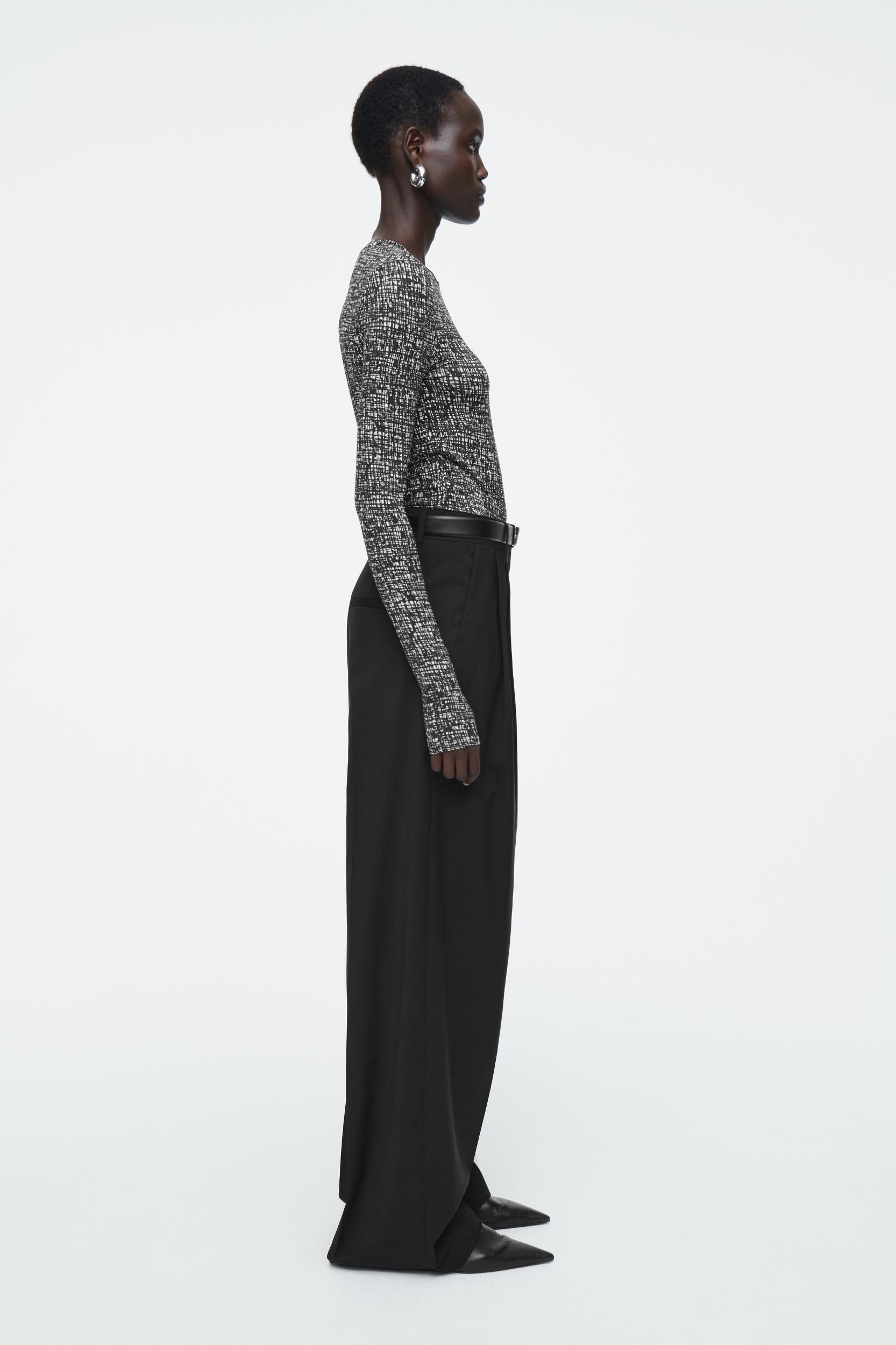 SLIM LIGHTWEIGHT LONG-SLEEVED TOP Product Image