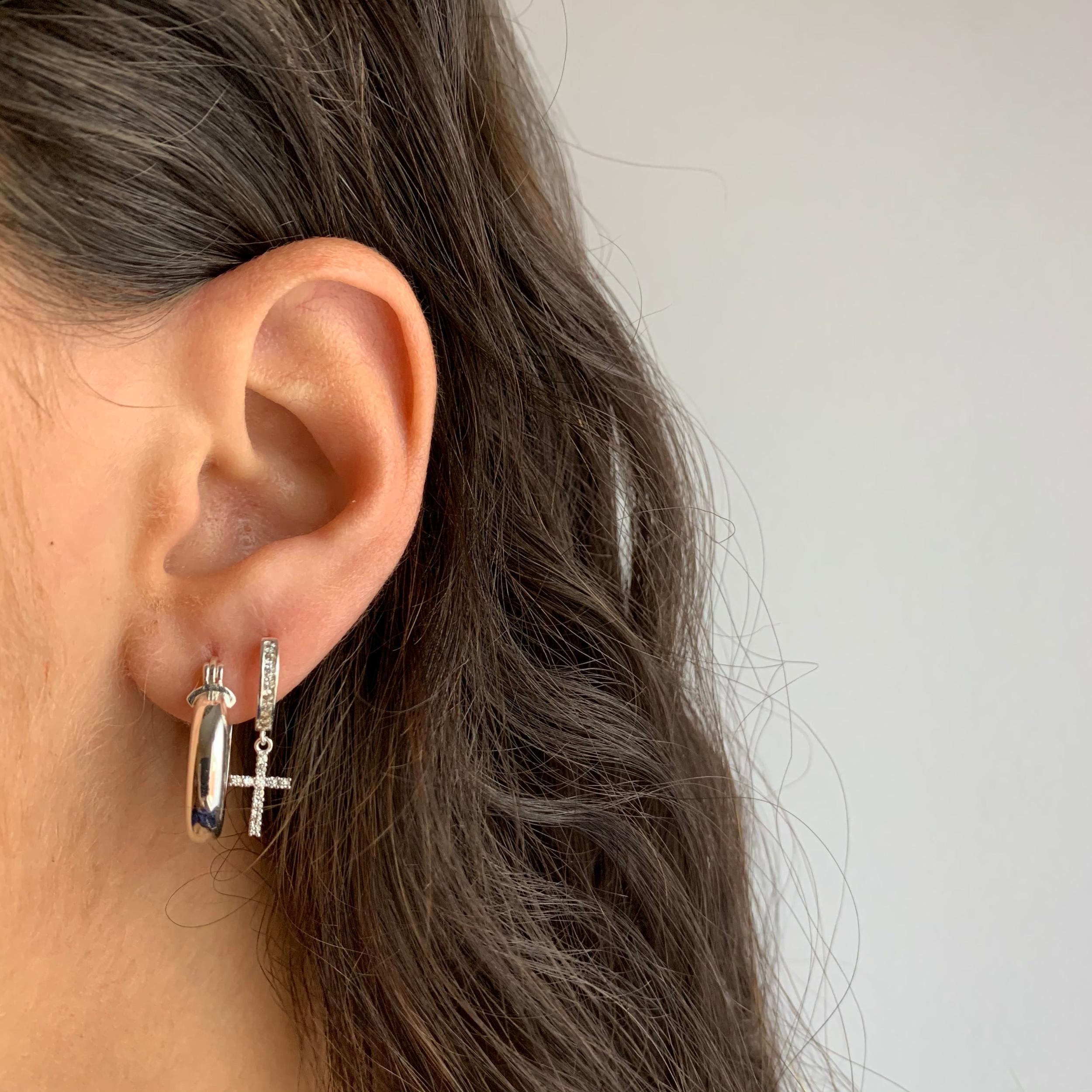 Basic B Earrings Product Image