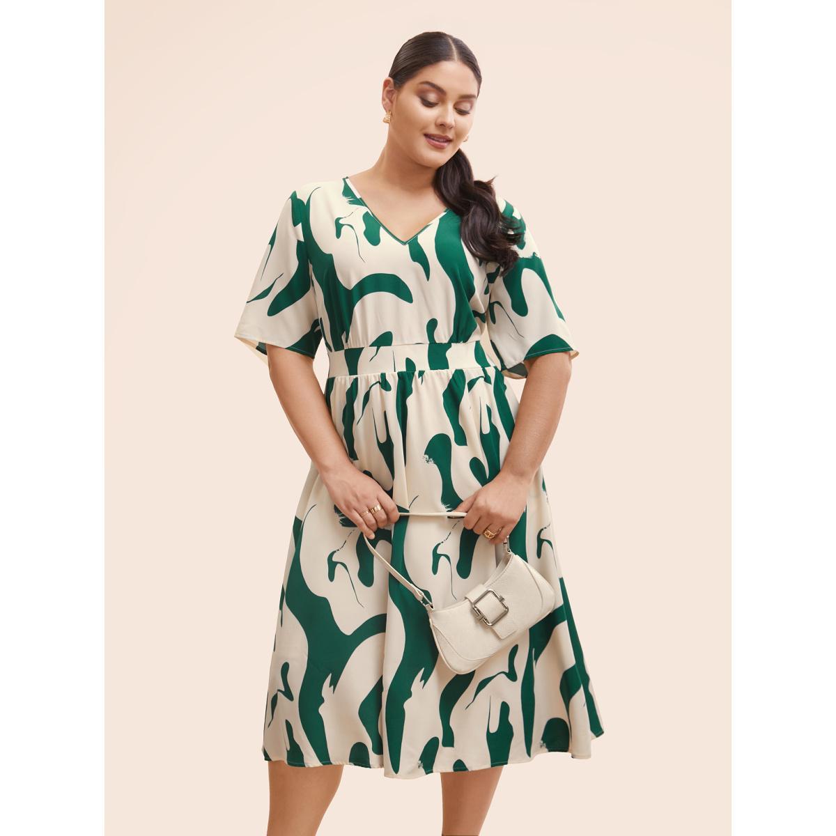 Plus Size Geometric Print Shirred Gathered Dress Emerald Women At the Office Gathered V-neck Half Sleeve Curvy BloomChic 26/4X Product Image