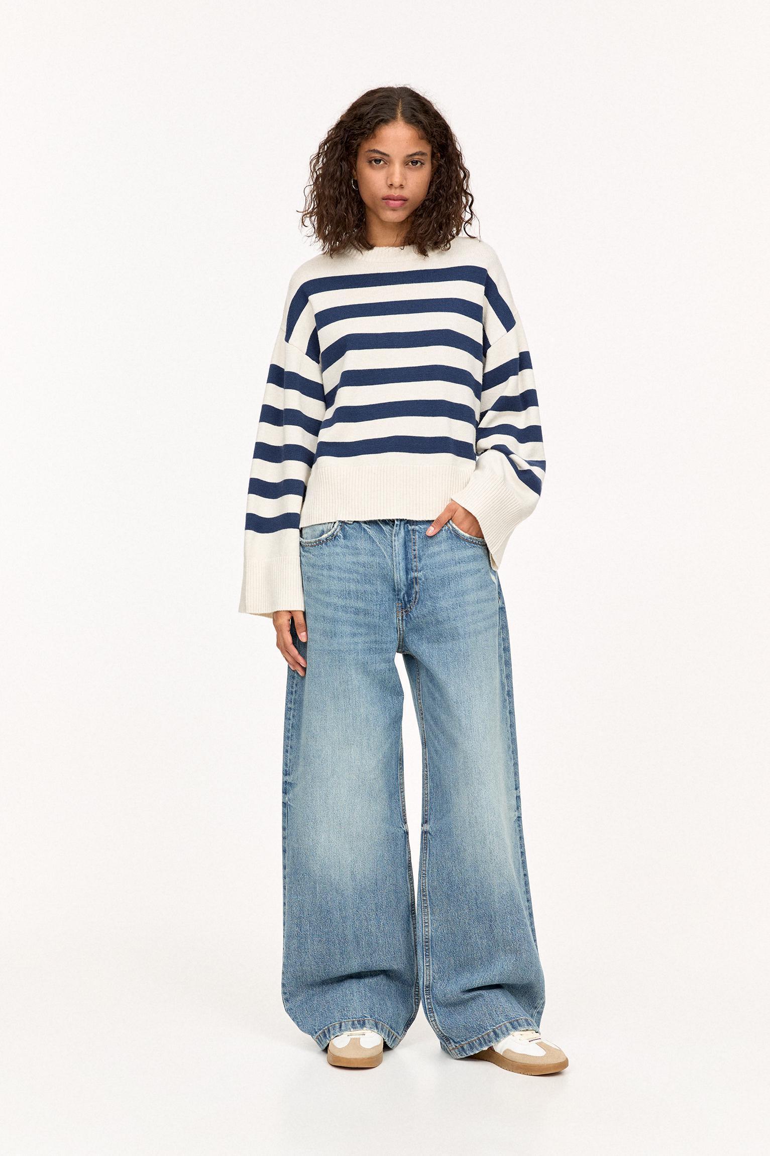 Sweater with wide sleeves Product Image