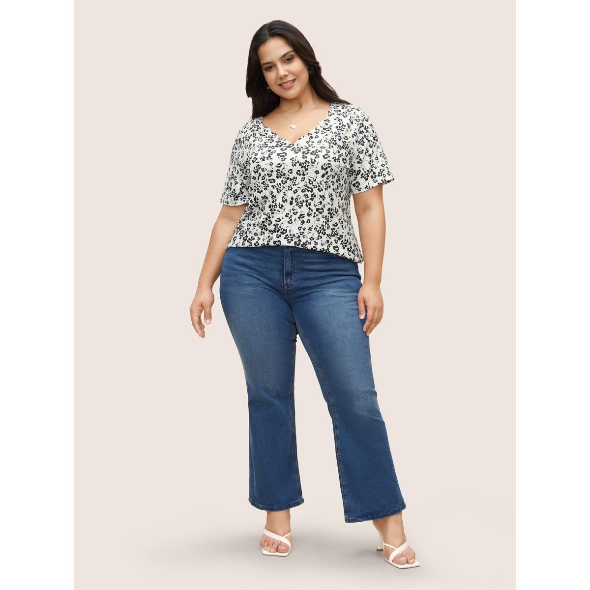 Plus Size Floral Print V Neck Scalloped Trim T-shirt White Women Elegant Contrast Natural Flowers V-neck Everyday T-shirts BloomChic 28/5X Product Image