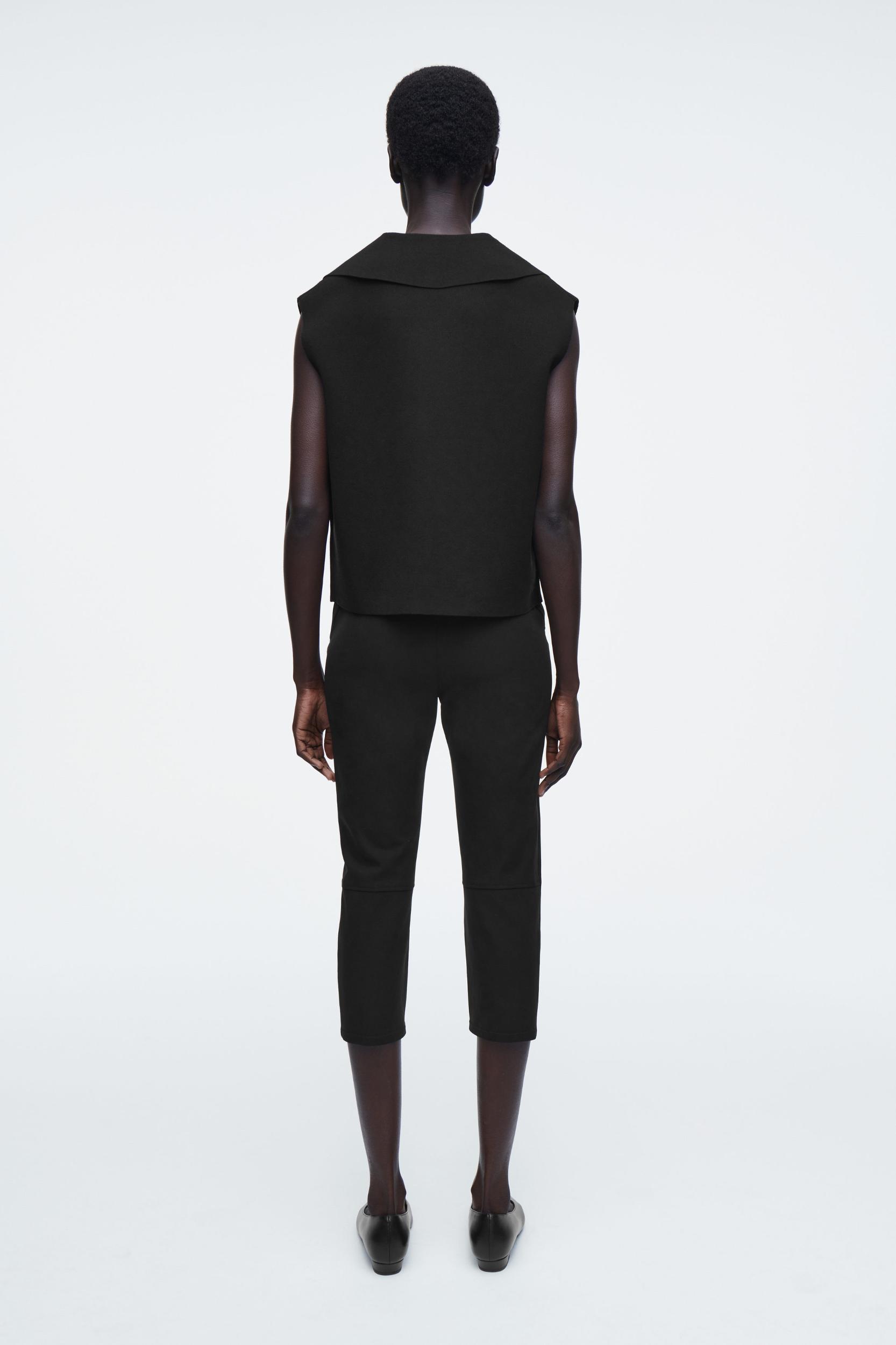 SLIM CAPRI PANTS Product Image