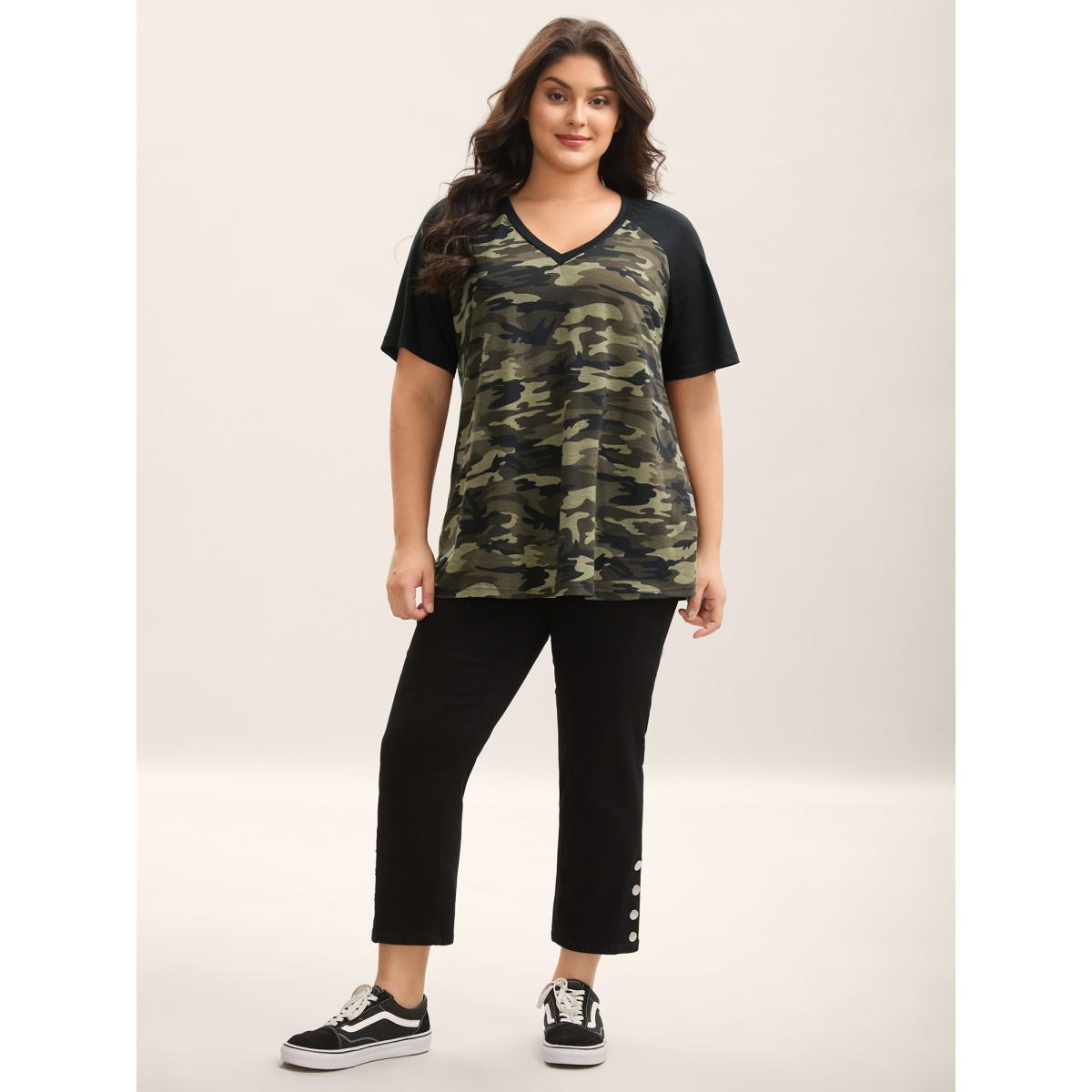 Plus Size Camouflage Print Raglan Sleeve T-Shirt Black Women Contrast V-neck Everyday-Casual T-shirts BloomChic 26/4X Product Image