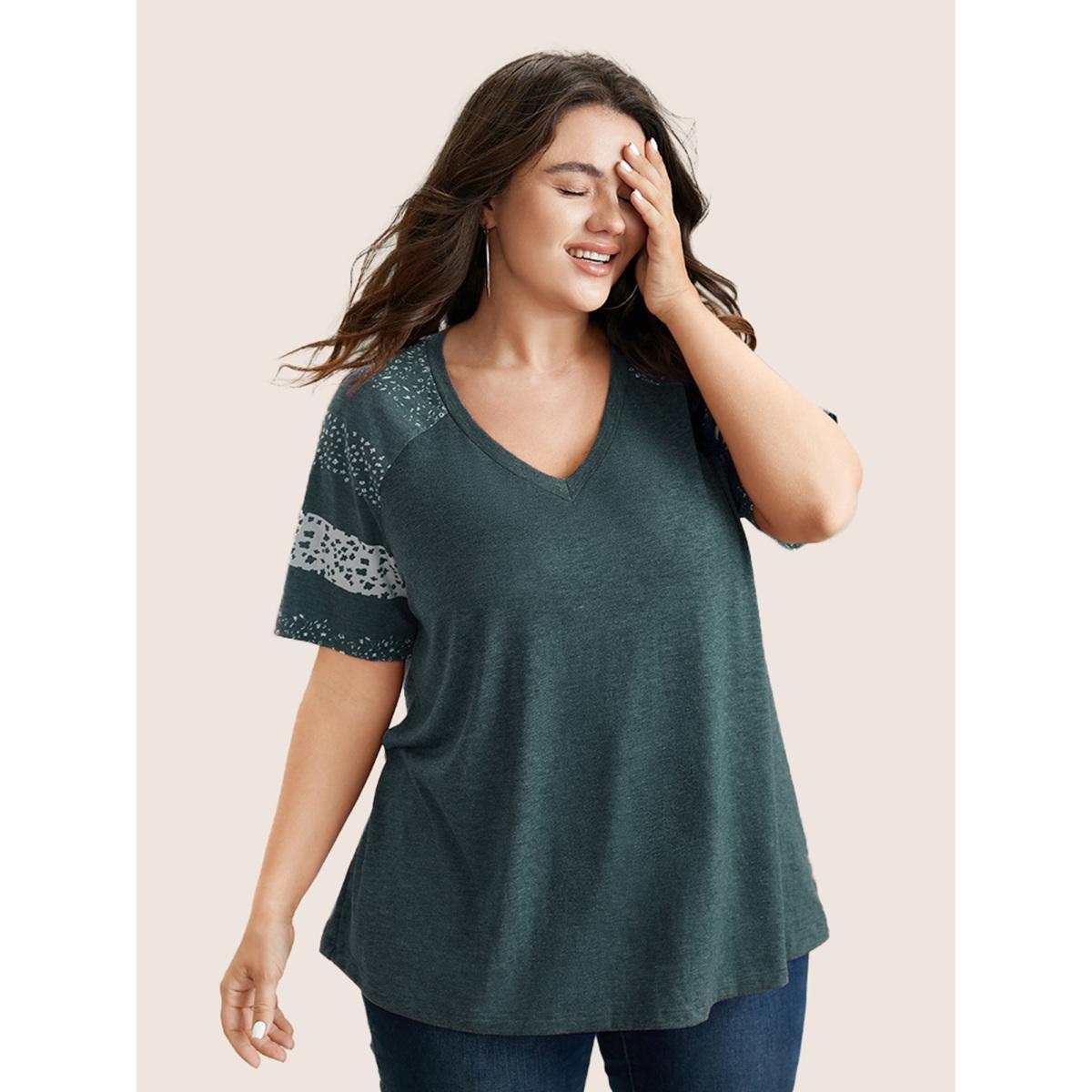 Plus Size Ditsy Floral Colorblock Contrast Raglan Sleeve T-shirt Green Women Casual Contrast Ditsy Floral V-neck Everyday T-shirts BloomChic 10/M Product Image