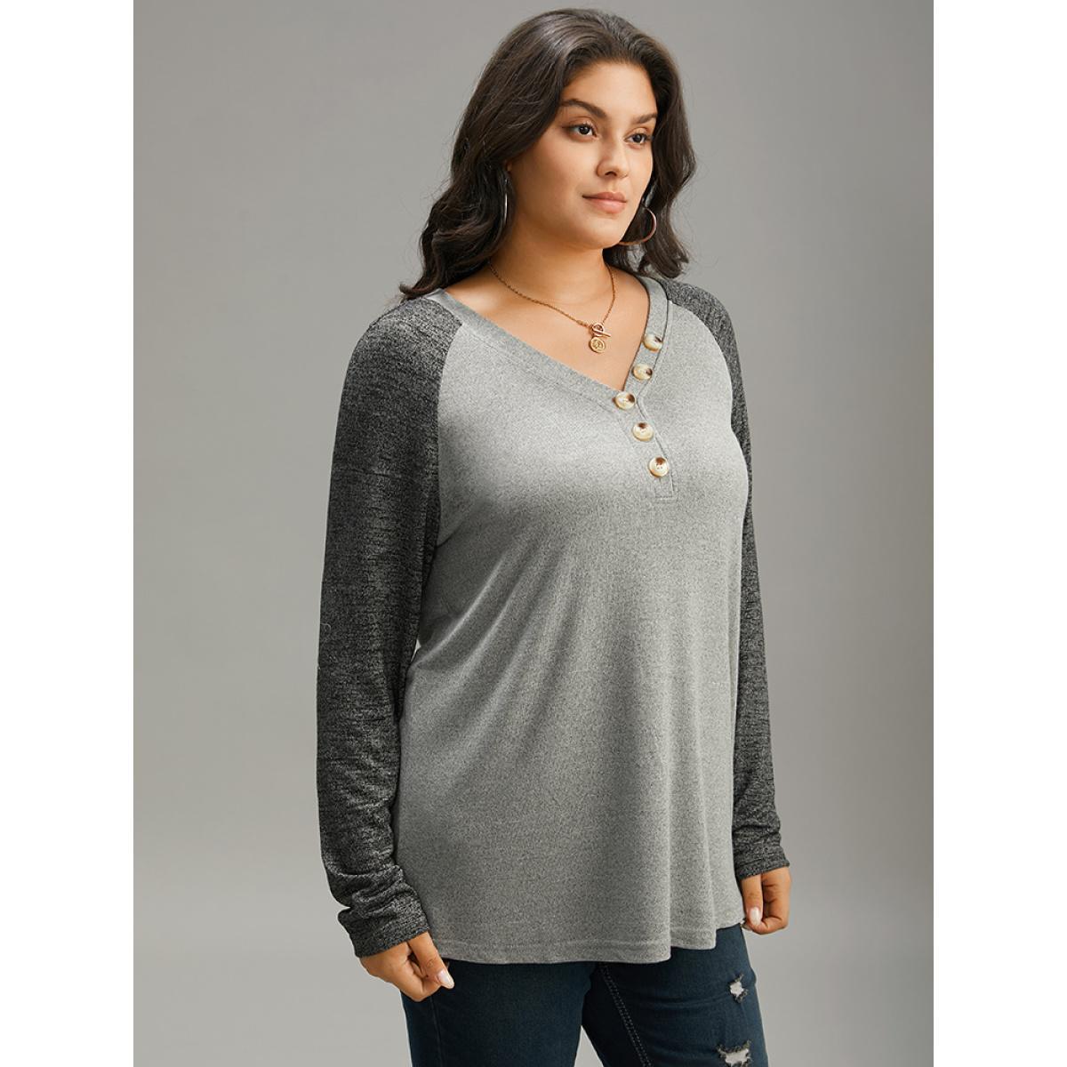 Plus Size Contrast Button Detail Raglan Sleeve T-shirt Gray Women Casual Contrast Plain V-neck Dailywear T-shirts BloomChic 18-20/2X Product Image