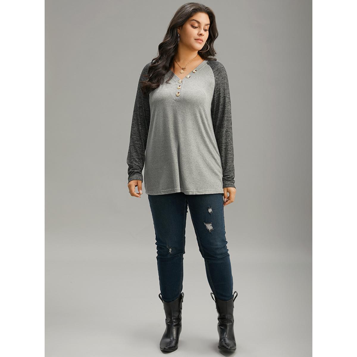 Plus Size Contrast Button Detail Raglan Sleeve T-shirt Gray Women Casual Contrast Plain V-neck Dailywear T-shirts BloomChic 18-20/2X Product Image