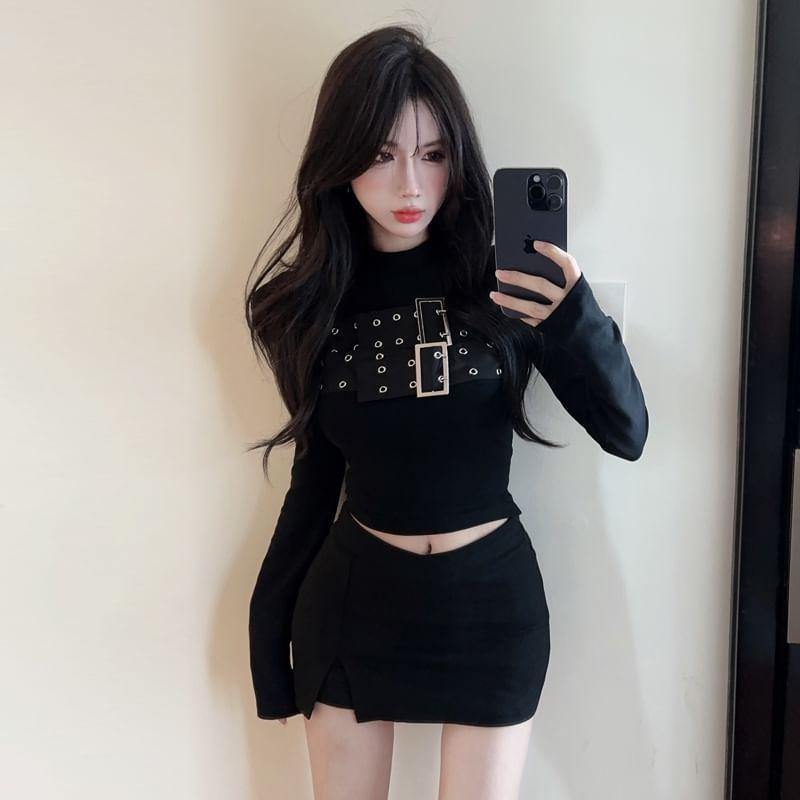 Long Sleeve Round Neck Plain Buckled Cropped Tee Product Image