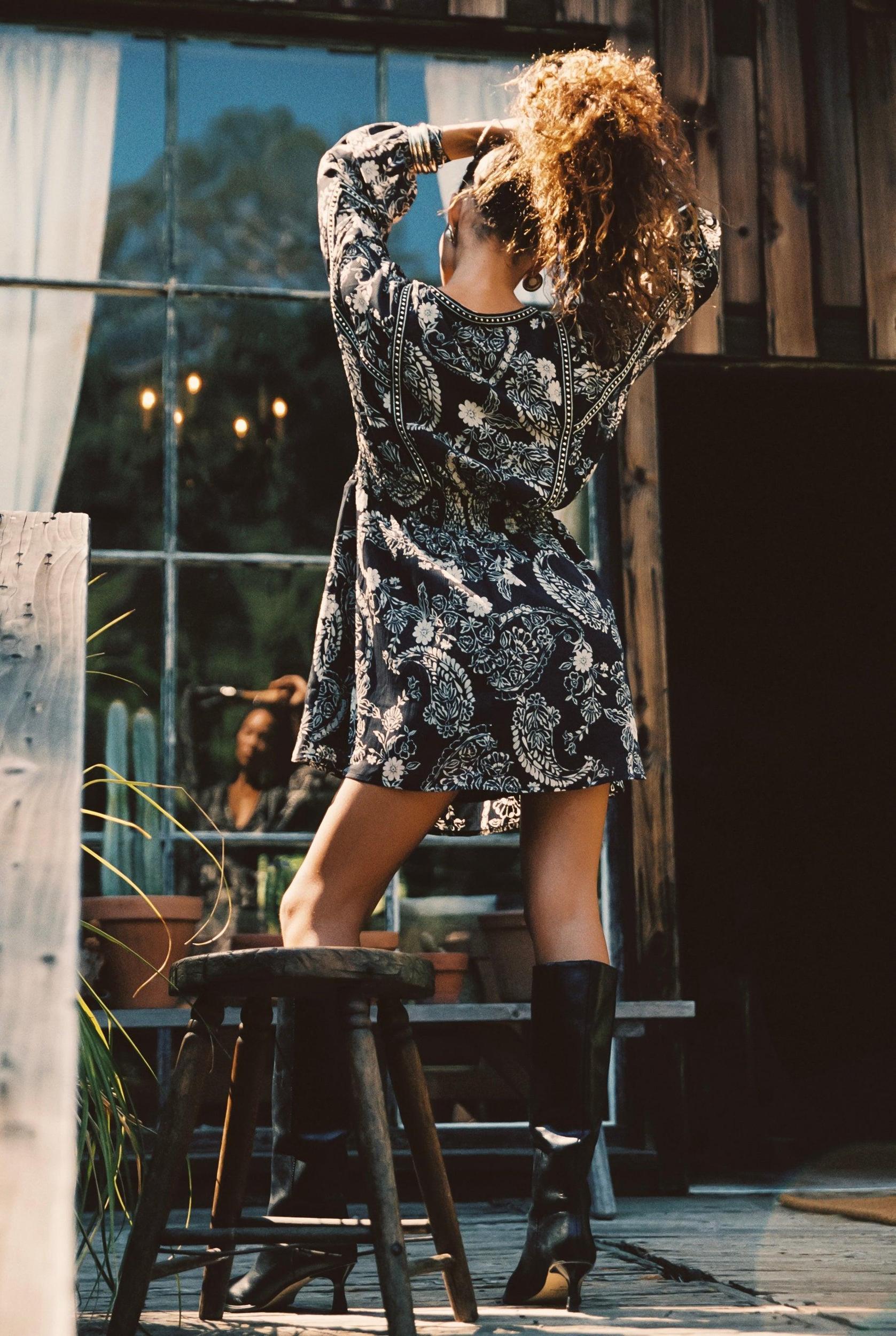 Donna Black And White Floral Mini Dress Product Image