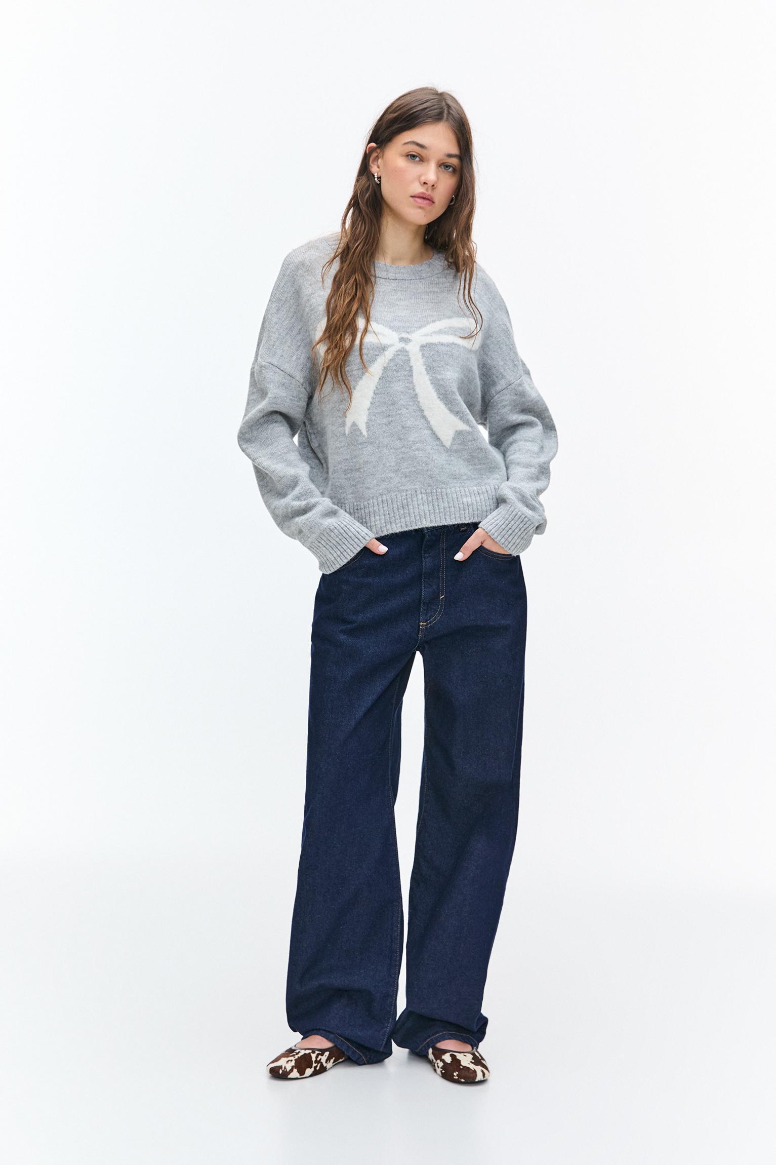 Graphic knit sweater with bow Product Image